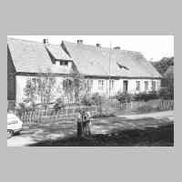 076-1017 Plibischken 1992 - Das Haus gegenueber der Kirche, in dem die Raiff-eisenbank untergebracht war und der Lehrer Wald wohnte.jpg